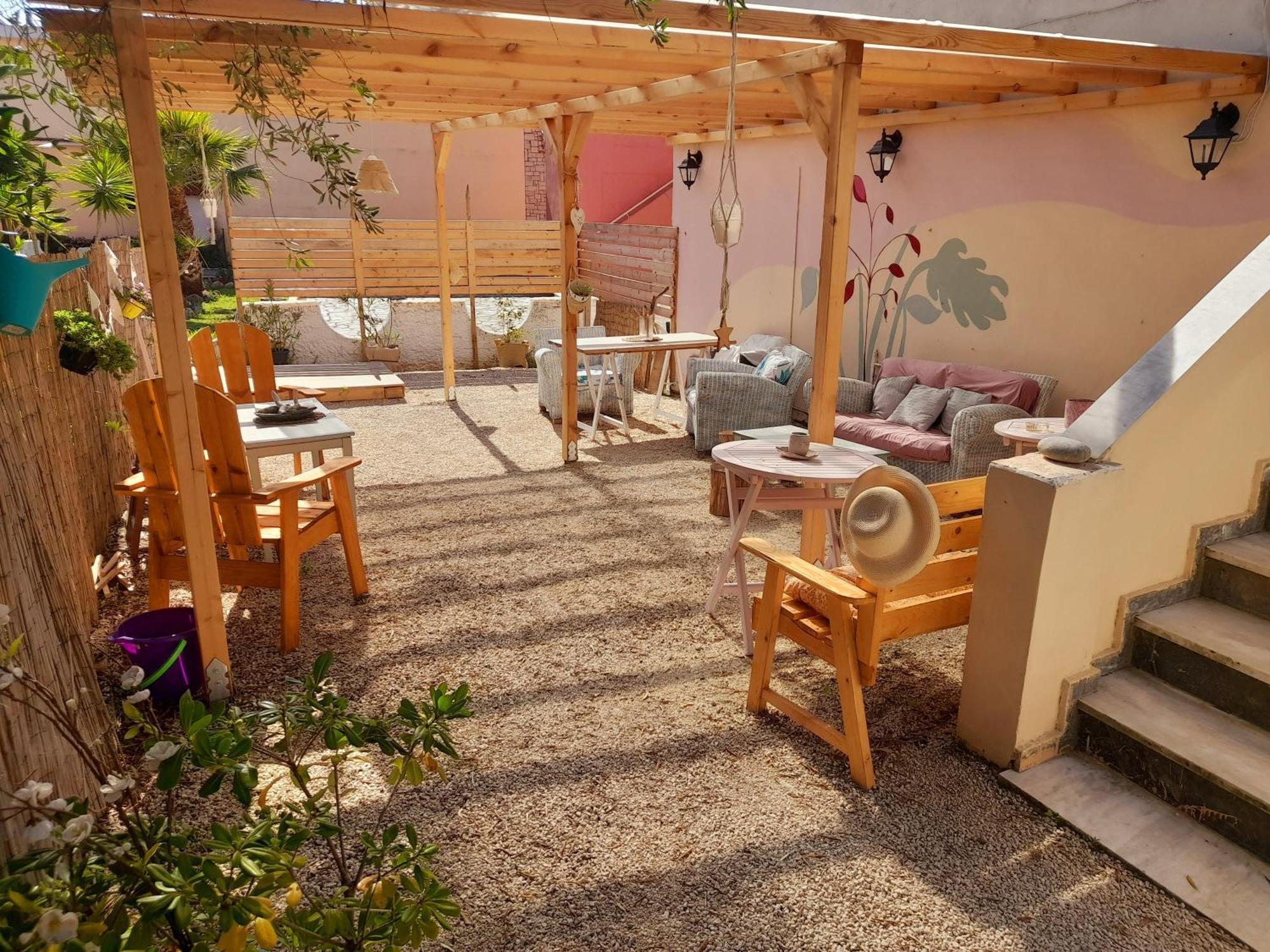 Tune Inn Activity Guesthouse- Over 24'S Ipsos Exterior photo